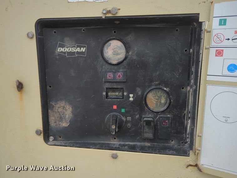 image for item NZ9404 2008 Doosan 400 air compressor