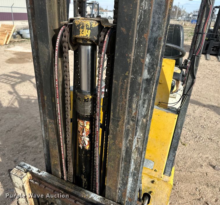 image for item OA9695 Yale forklift