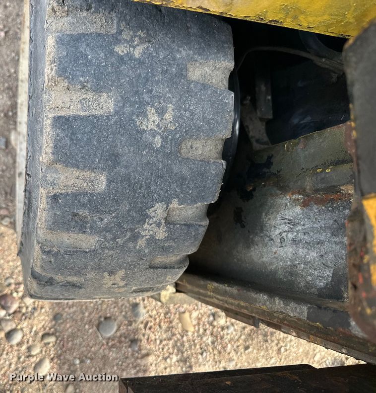 image for item OA9695 Yale forklift