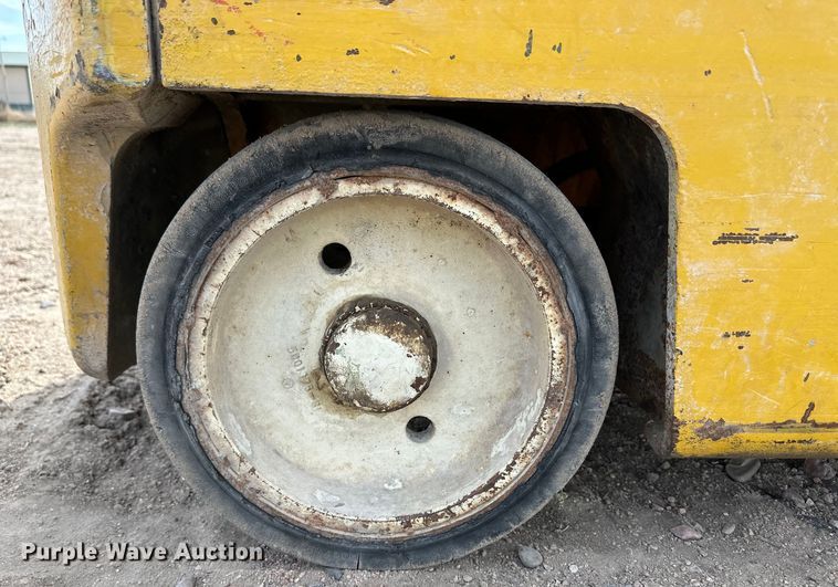 image for item OA9695 Yale forklift