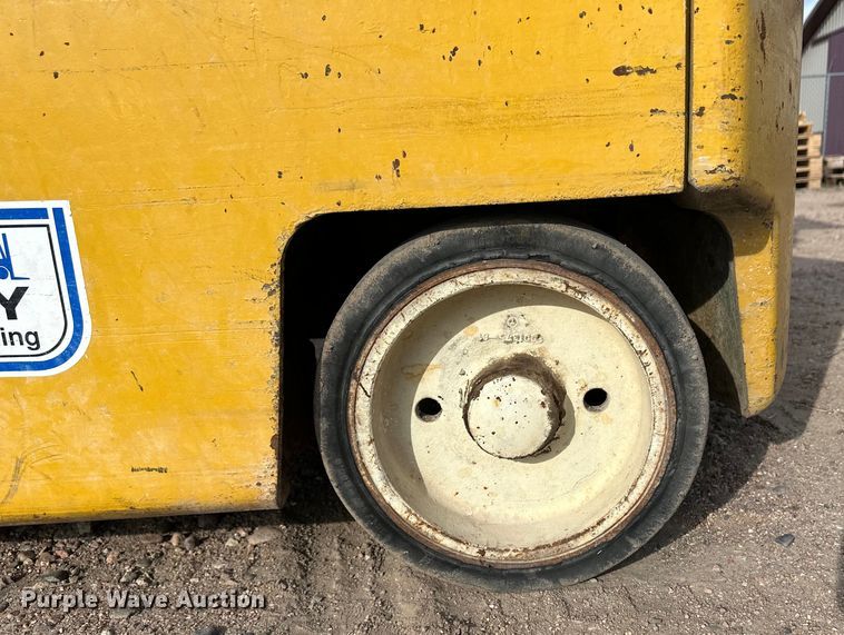 image for item OA9695 Yale forklift
