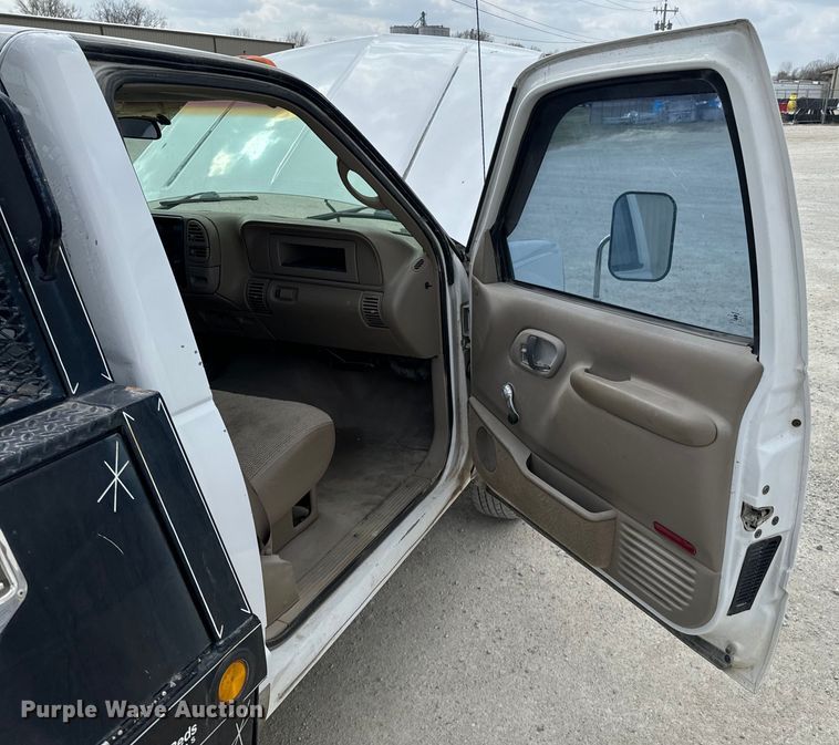 image for item OJ9685 2000 Chevrolet C3500 utility bed pickup truck