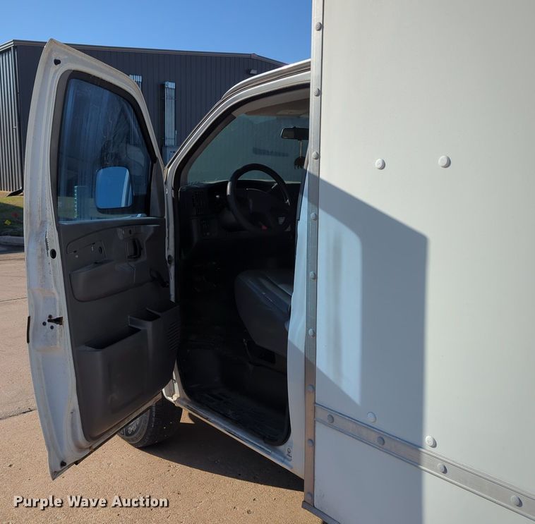 image for item OL9251 2005 Chevrolet Express G3500 box van