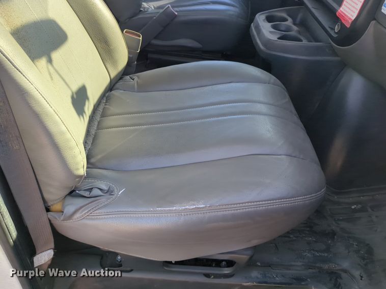image for item OL9251 2005 Chevrolet Express G3500 box van