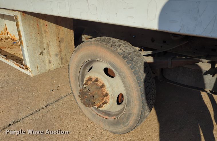 image for item OL9254 2006 Ford F450 Super Duty XL flatbed truck