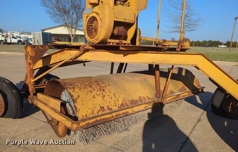 image for item OL9255 Rosco B7 broom