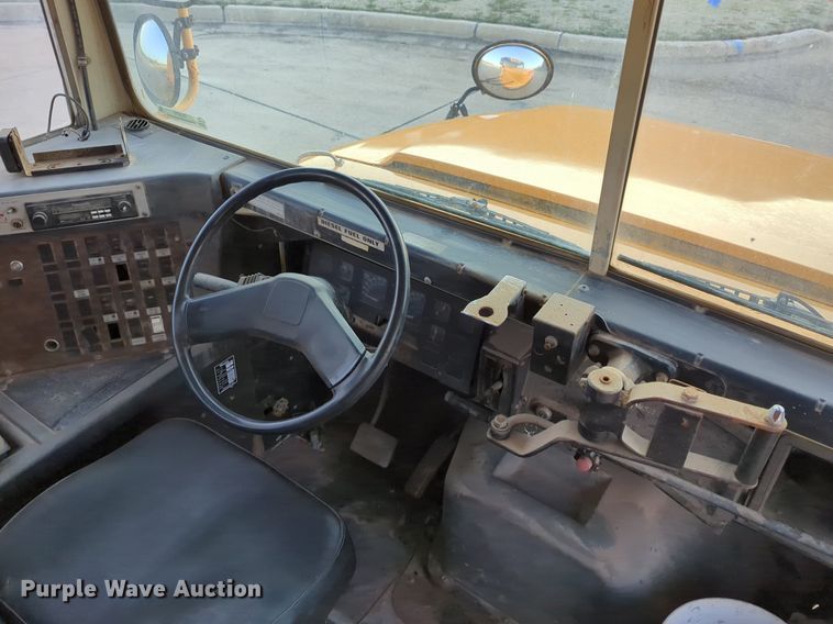 image for item OL9260 1992 International 3800 school bus