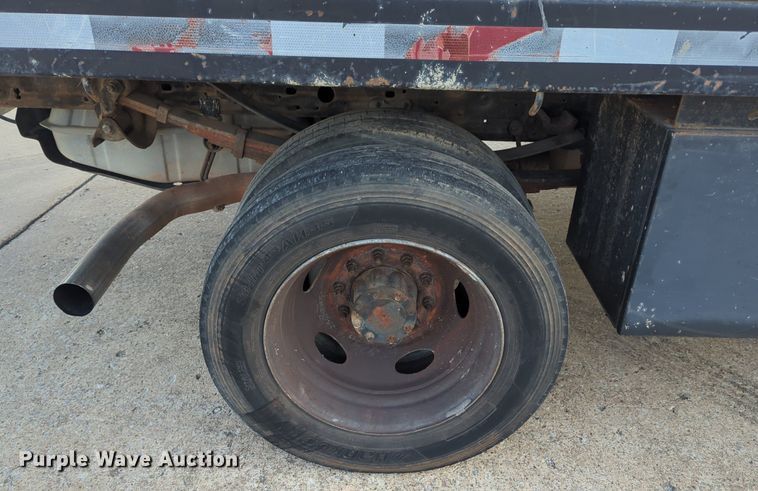 image for item OL9261 2006 Ford F450 Super Duty XL flatbed truck
