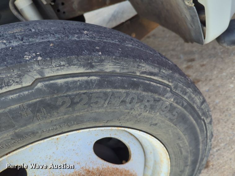 image for item OL9261 2006 Ford F450 Super Duty XL flatbed truck