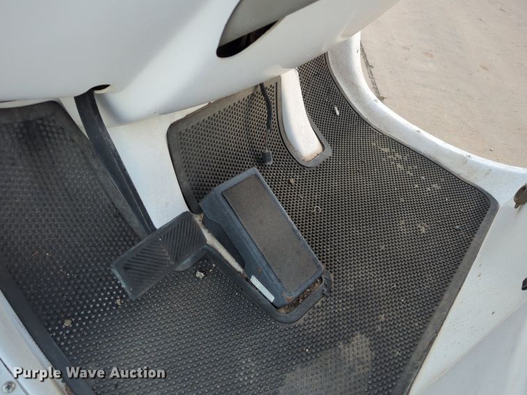 image for item OL9263 2002 GEM E825 utility vehicle