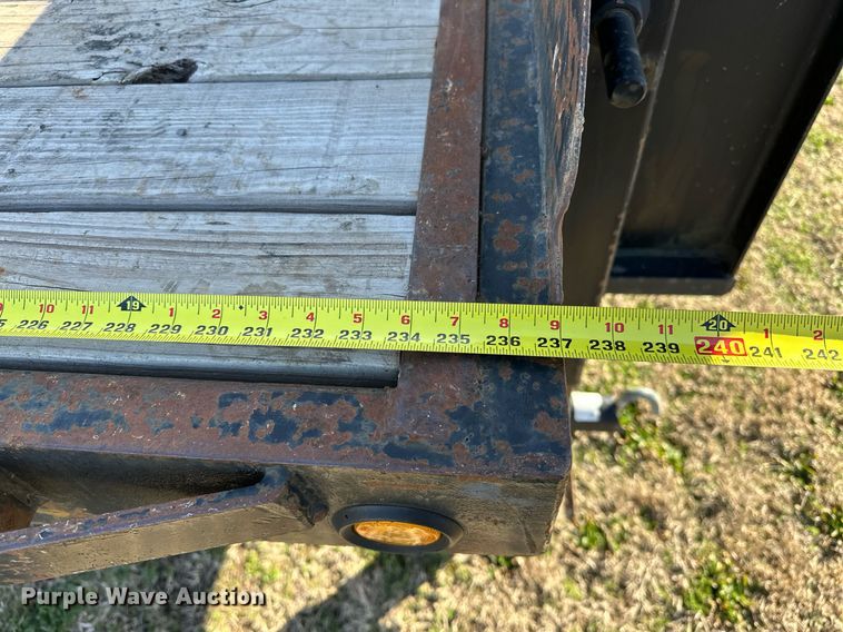 image for item OM9825 2008 MC Trailers  equipment trailer