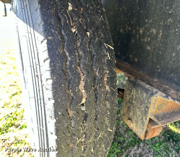 image for item OM9825 2008 MC Trailers  equipment trailer