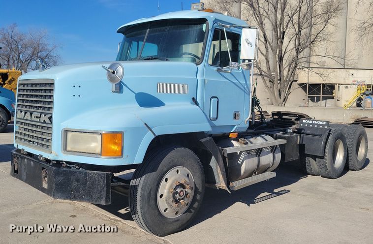 image for item DG0424 1994 Mack CH613 semi truck