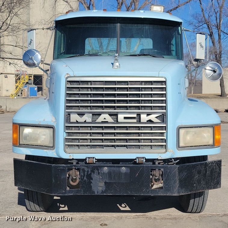 image for item DG0424 1994 Mack CH613 semi truck