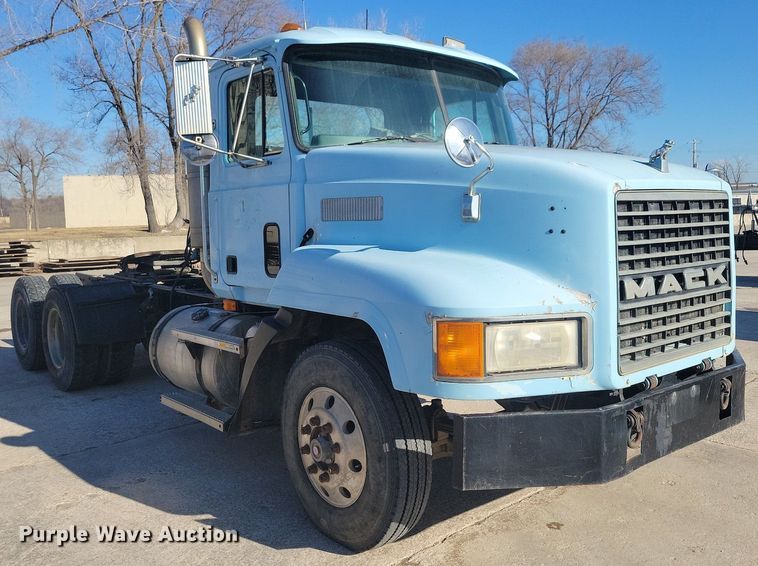 image for item DG0424 1994 Mack CH613 semi truck