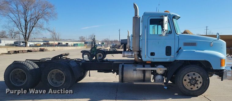 image for item DG0424 1994 Mack CH613 semi truck