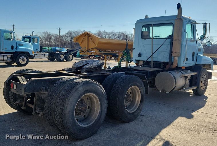 image for item DG0424 1994 Mack CH613 semi truck