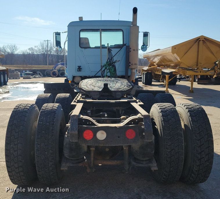 image for item DG0424 1994 Mack CH613 semi truck