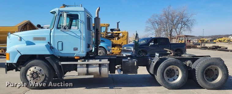 image for item DG0424 1994 Mack CH613 semi truck