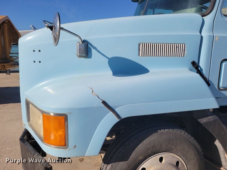 image for item DG0424 1994 Mack CH613 semi truck