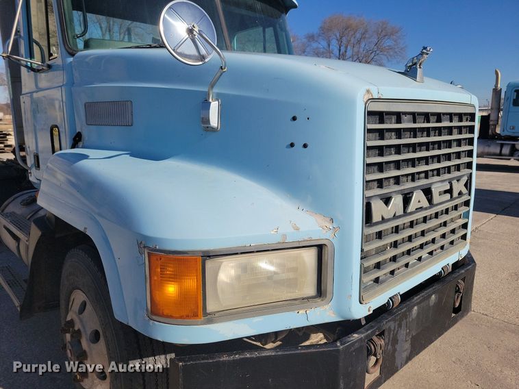 image for item DG0424 1994 Mack CH613 semi truck