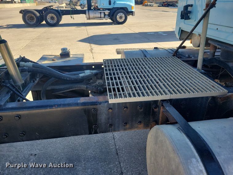 image for item DG0424 1994 Mack CH613 semi truck