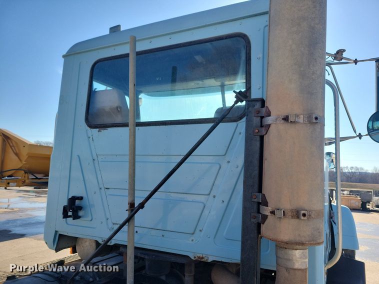 image for item DG0424 1994 Mack CH613 semi truck