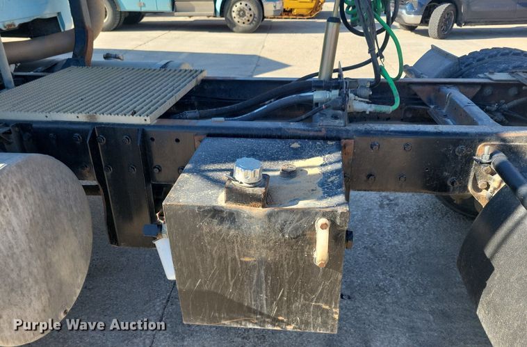 image for item DG0424 1994 Mack CH613 semi truck