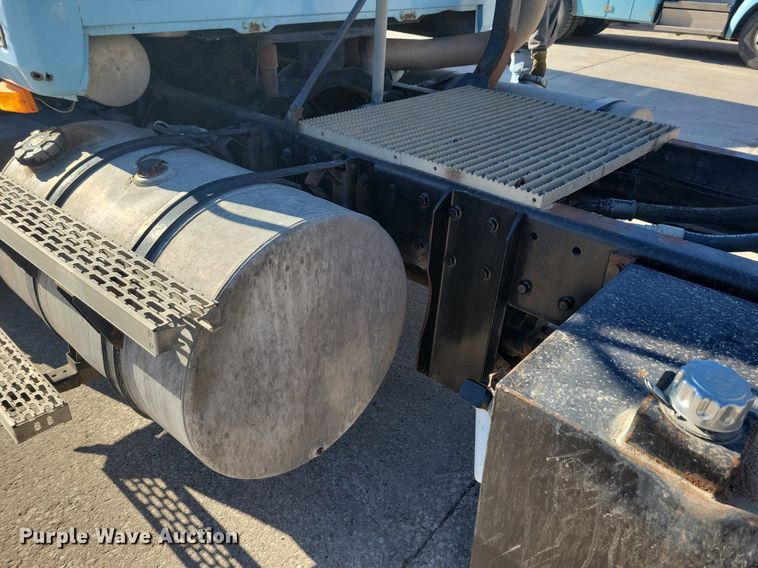 image for item DG0424 1994 Mack CH613 semi truck