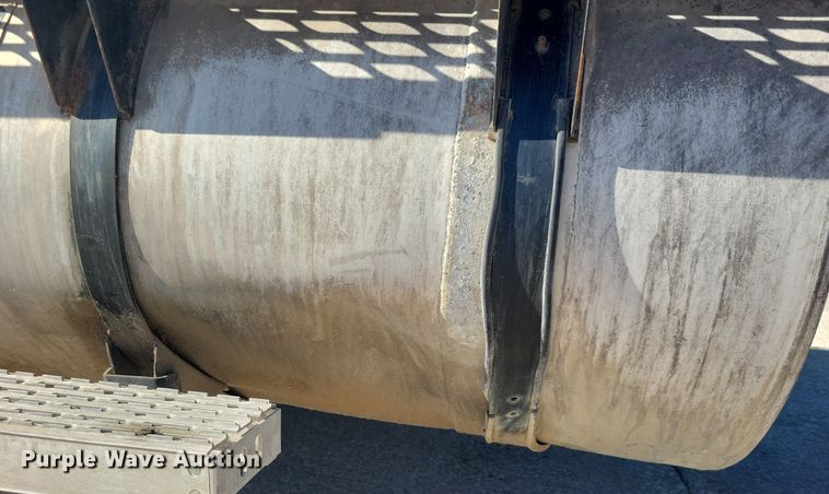 image for item DG0424 1994 Mack CH613 semi truck