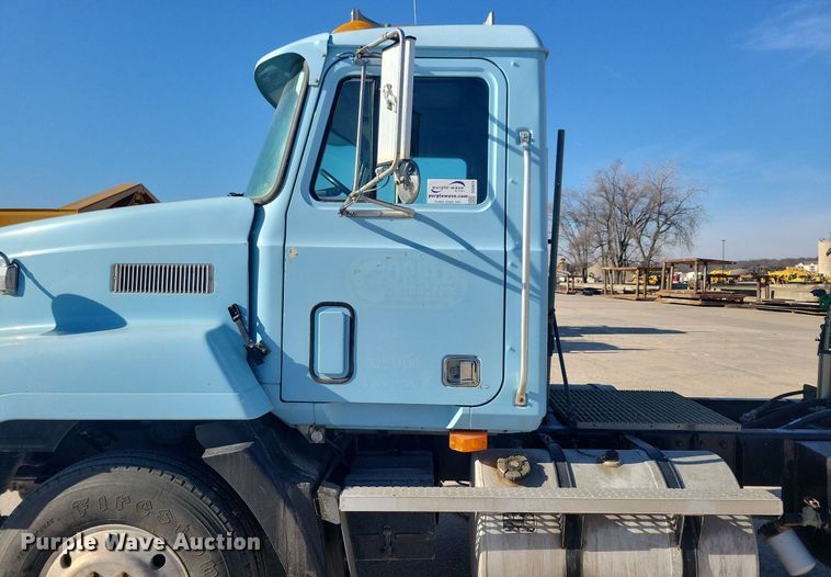 image for item DG0424 1994 Mack CH613 semi truck