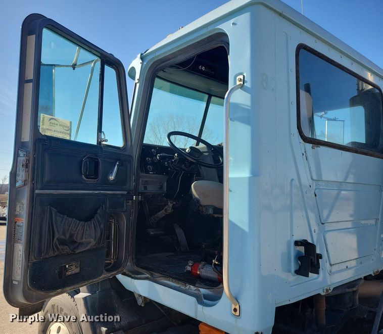 image for item DG0424 1994 Mack CH613 semi truck