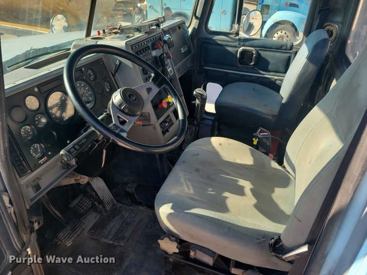 image for item DG0424 1994 Mack CH613 semi truck