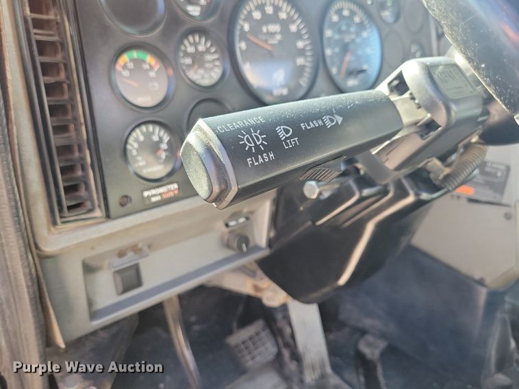 image for item DG0424 1994 Mack CH613 semi truck