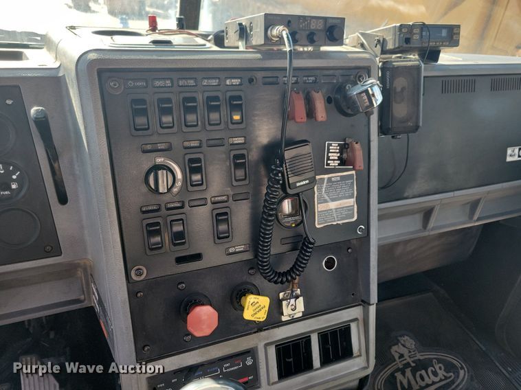 image for item DG0424 1994 Mack CH613 semi truck