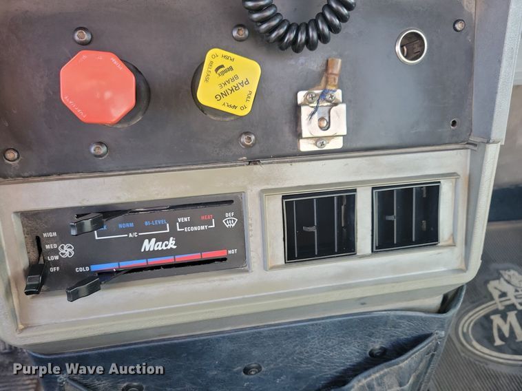 image for item DG0424 1994 Mack CH613 semi truck