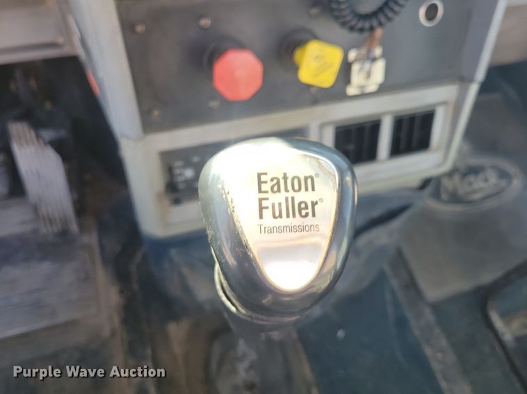 image for item DG0424 1994 Mack CH613 semi truck