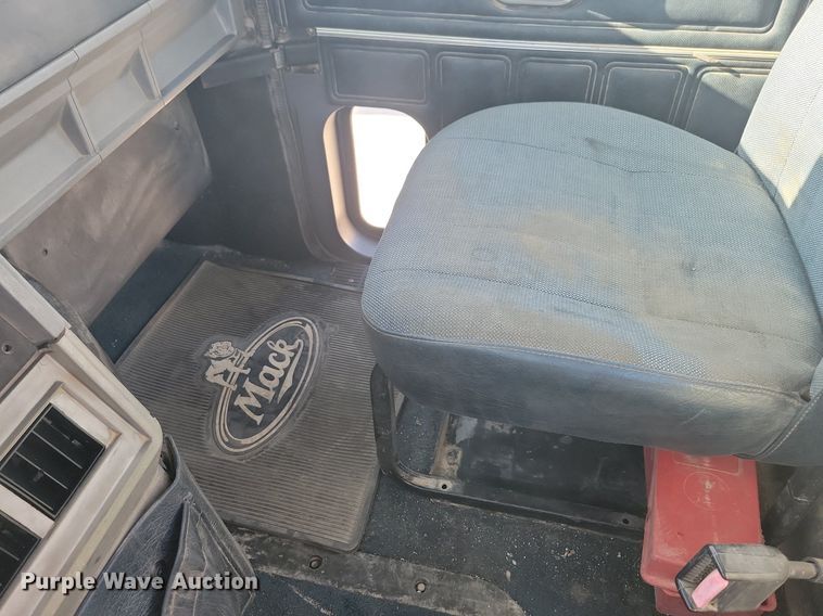 image for item DG0424 1994 Mack CH613 semi truck