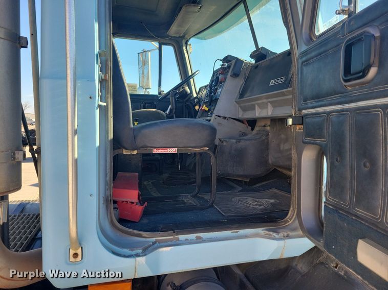 image for item DG0424 1994 Mack CH613 semi truck