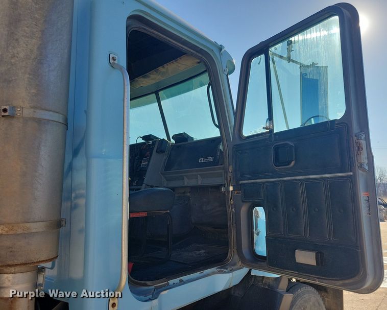 image for item DG0424 1994 Mack CH613 semi truck