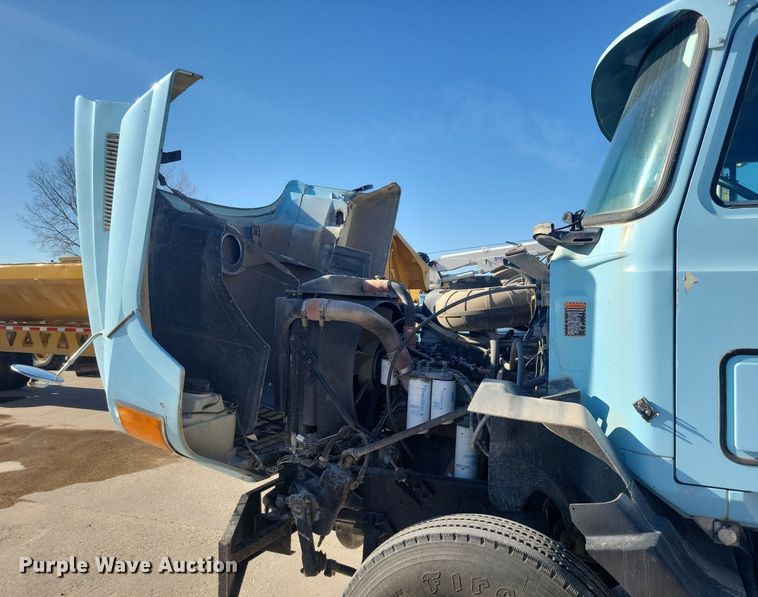 image for item DG0424 1994 Mack CH613 semi truck