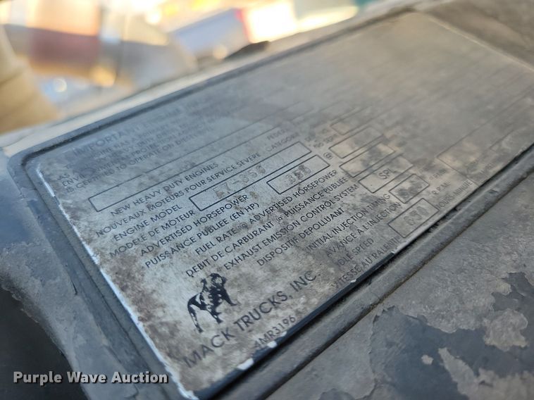 image for item DG0424 1994 Mack CH613 semi truck