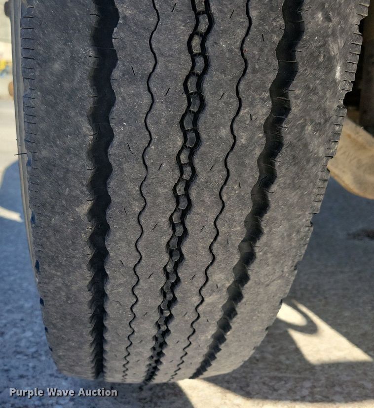 image for item DG0424 1994 Mack CH613 semi truck