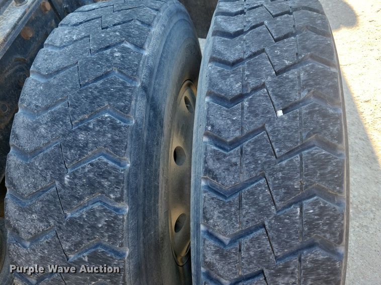 image for item DG0424 1994 Mack CH613 semi truck