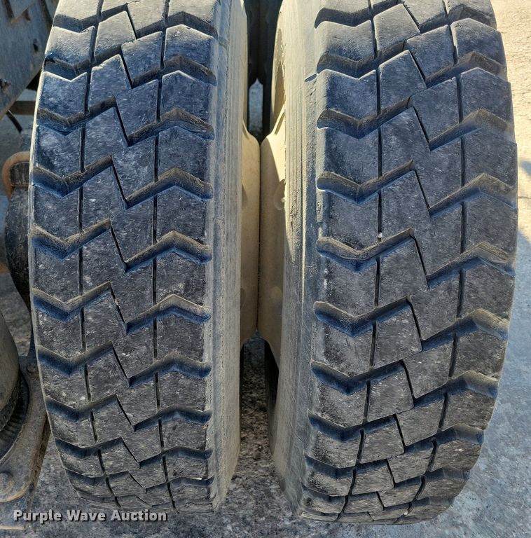 image for item DG0424 1994 Mack CH613 semi truck