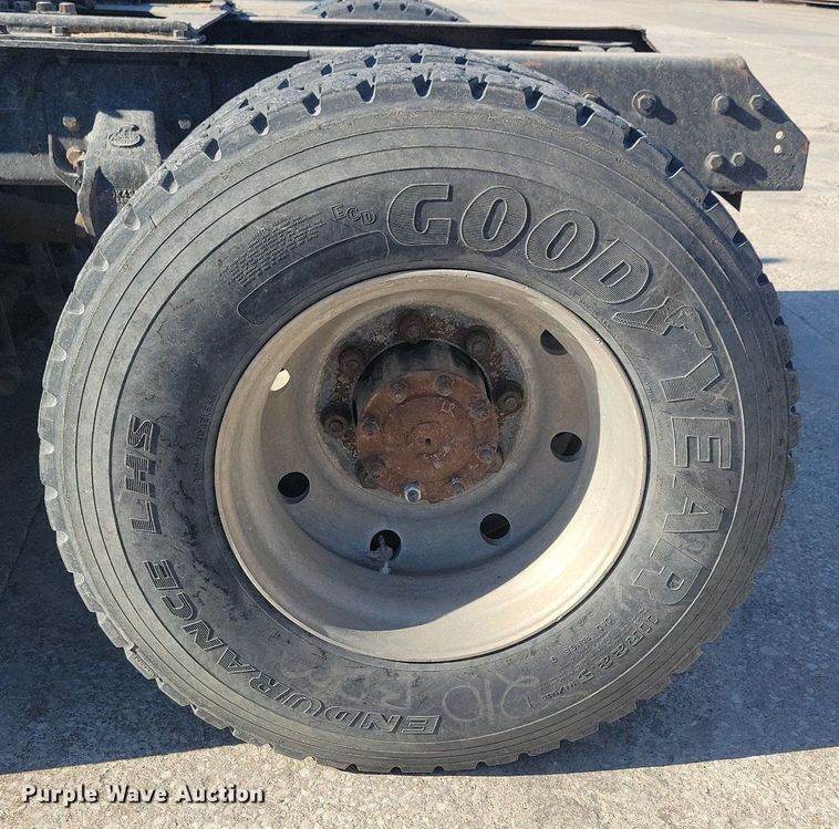 image for item DG0424 1994 Mack CH613 semi truck