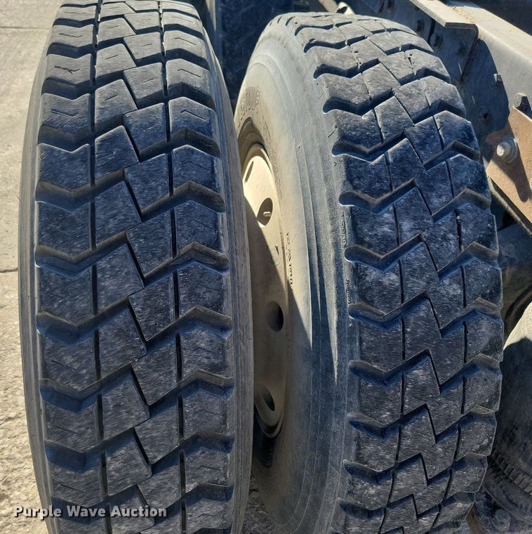 image for item DG0424 1994 Mack CH613 semi truck