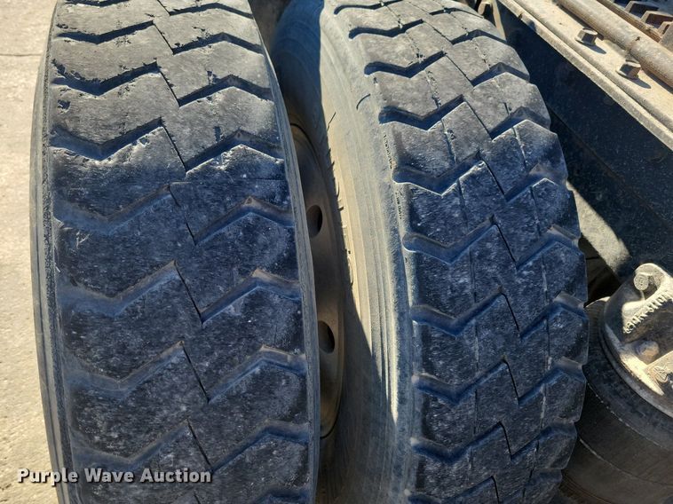 image for item DG0424 1994 Mack CH613 semi truck