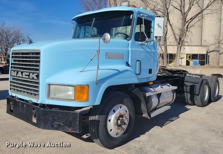 image for item DG0425 1994 Mack CH613 semi truck