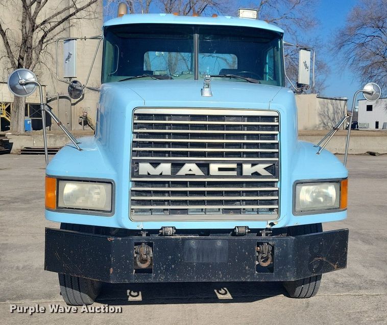 image for item DG0425 1994 Mack CH613 semi truck